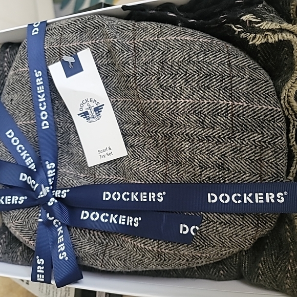 Dockers Charcoal Herringbone Scarf and Cap Set - Picture 2 of 6